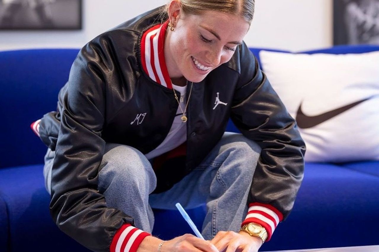 Demi Vollering signing her Nike contract