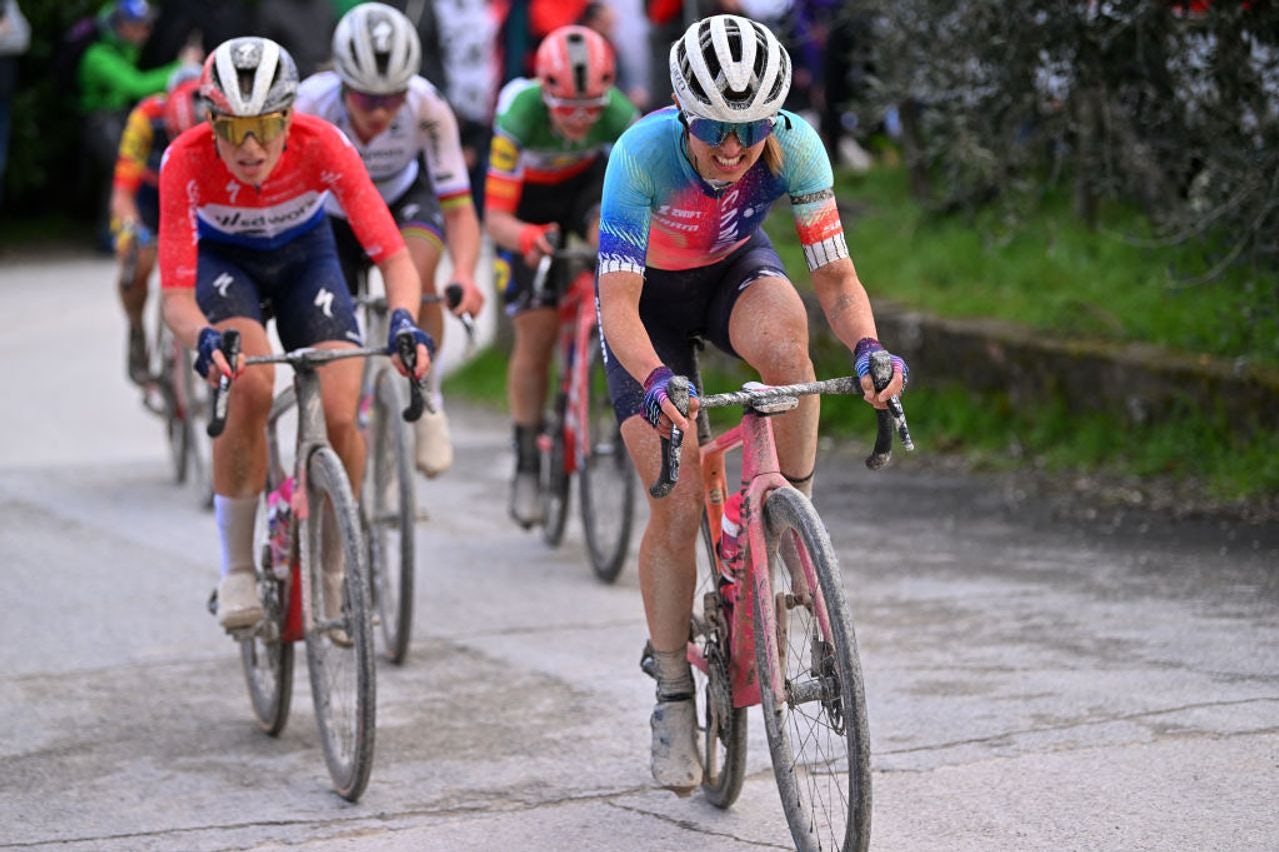Kasia Niewiadoma in action at Strade Bianche