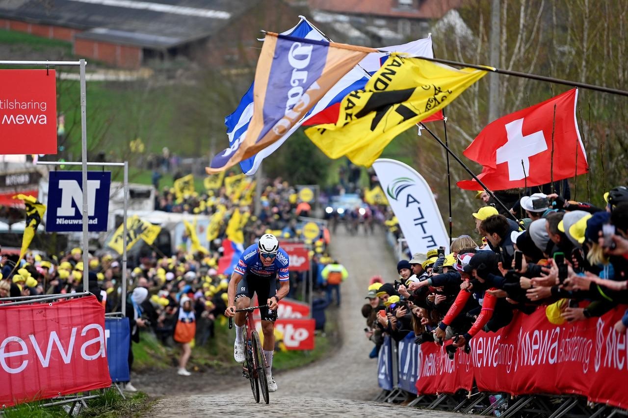 Mathieu Van der Poel attacks the cobblestones of the Paterberg in the 2023 edition