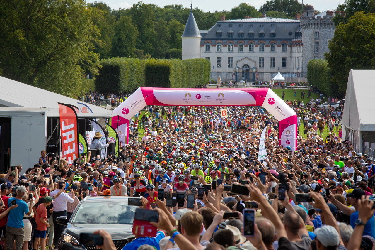 Thousands of riders depart from Rambouillet, France