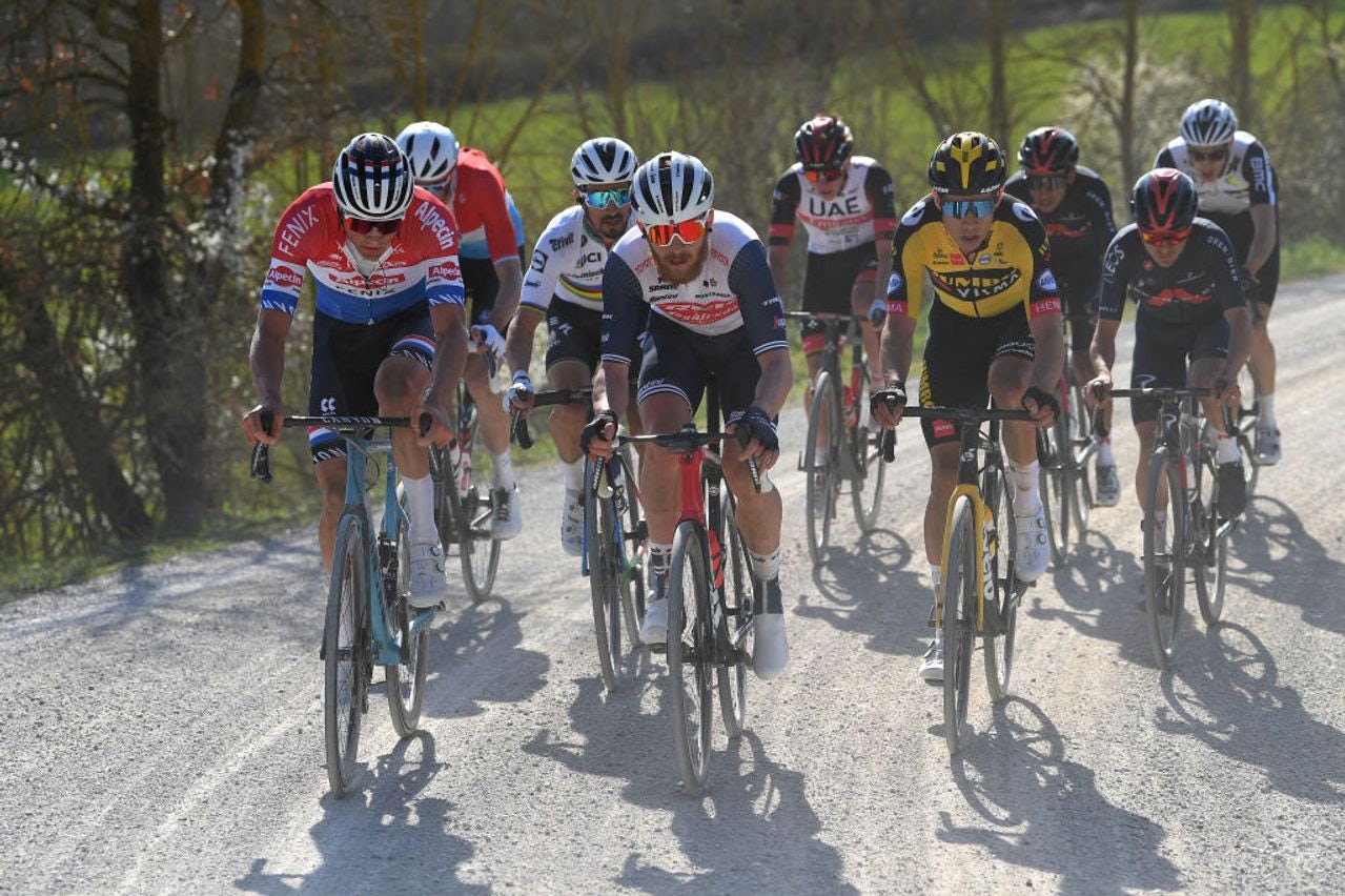 Quinn Simmons rides in between Mathieu van der Poel and Wout van Aert, pushing the pace at the 2021 Strade Bianche